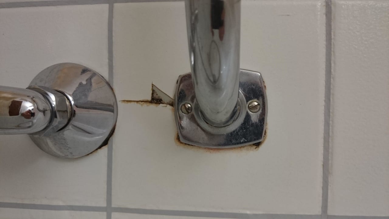 Rot und Schwarzschimmel in der Duschwanne Hotel Deichgraf