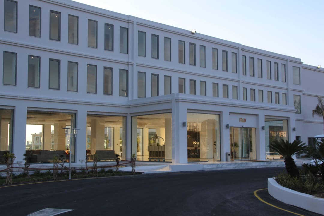 Eingang Asterias Beach Resort