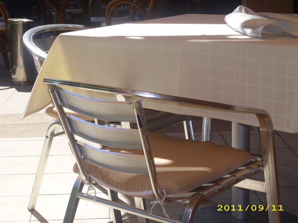 Viele Stühle defekt Hotel Atlas