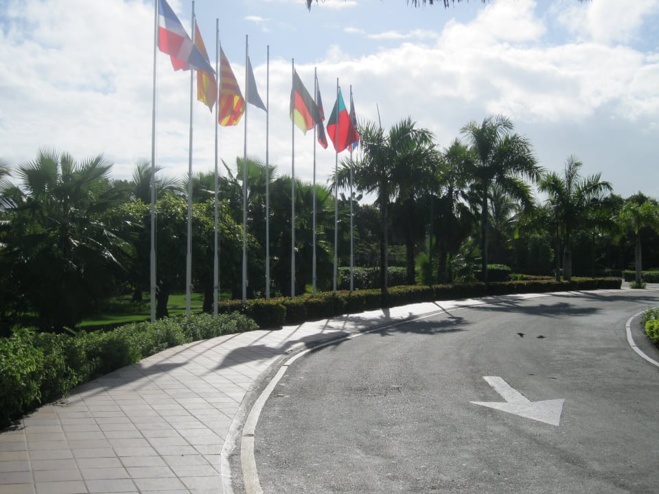 Einfahrt zum Hotel Grand Sirenis Punta Cana Resort & Aquagames