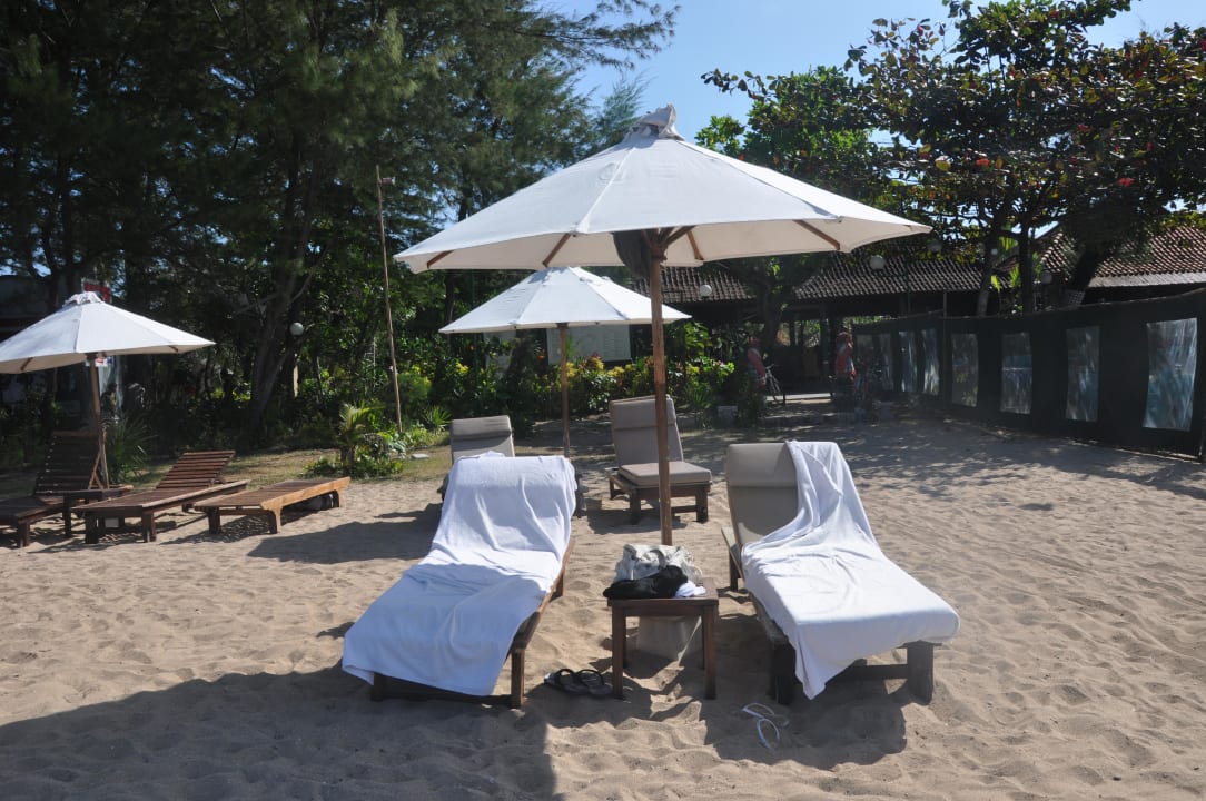 Die Liegen am Strand Kayumanis Sanur Private Villa & Spa