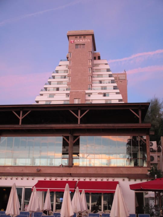 Blick auf das Hotel vom Pool aus Ramada Plaza by Wyndham Antalya