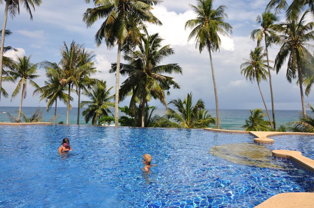 Poolanlage mit Blick auf das Meer Koh Kood Beach Resort