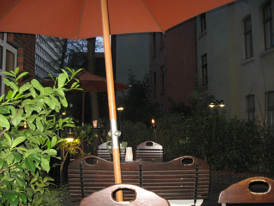 Restaurantterrasse am Abend Lindner Hotel Cologne City Plaza, part of JdV by Hyatt