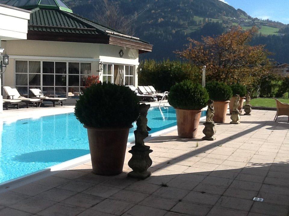 Der Außenpool mit wunderbarem Ausblick Theresa - Wellness & Genießer Hotel