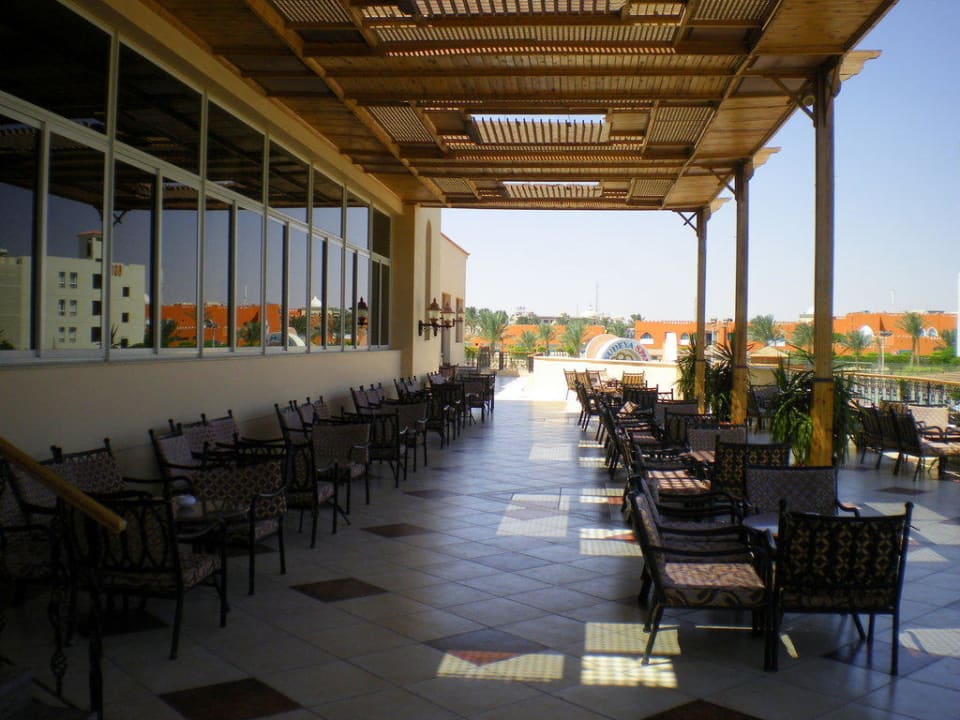 Lobbybar auf der Außenterrasse des Hauptgebäudes Pickalbatros Dana Beach Resort - Hurghada