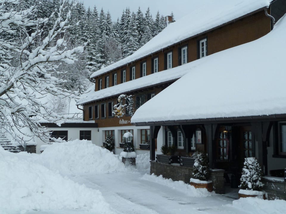 Gasthof im tiefen Winter Schwarzwaldgasthof Hotel Zum Löwen - Unteres Wirtshaus