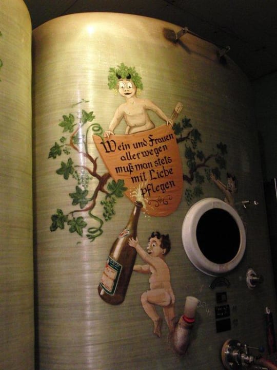 Liebevoll bemalter Weintank Tullius die Rebmeisterei