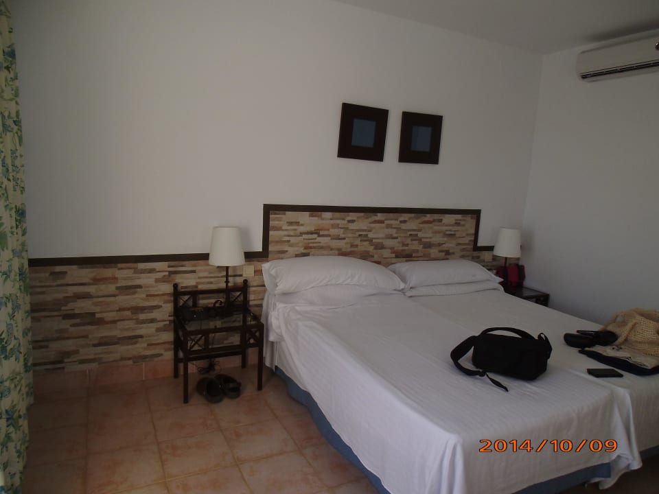 Zimmer B 38, Blick zum Bett FERGUS Conil Park