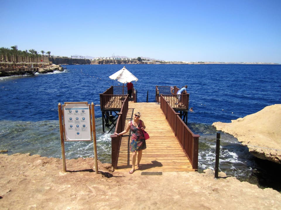 Hier geht es ins Rote Meer  The Grand Hotel Sharm El Sheikh