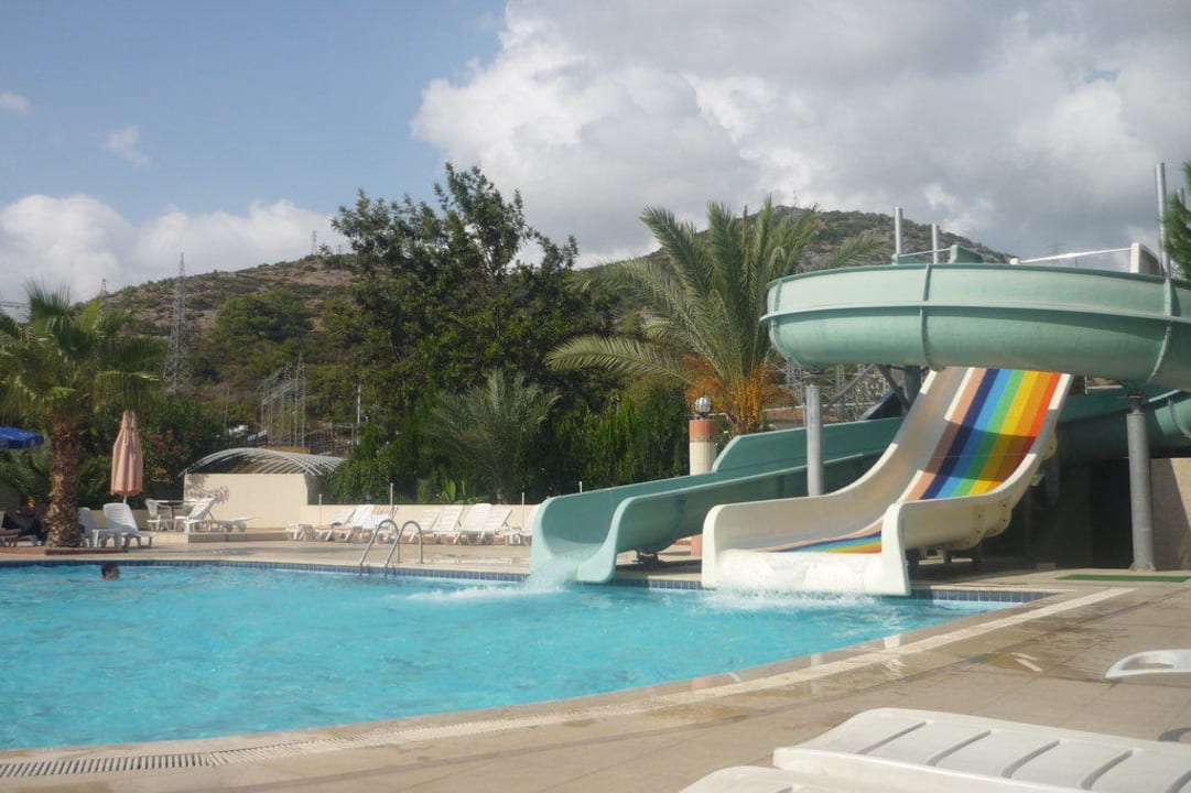 Pool mit zwei Rutschen Club Hotel Mirabell