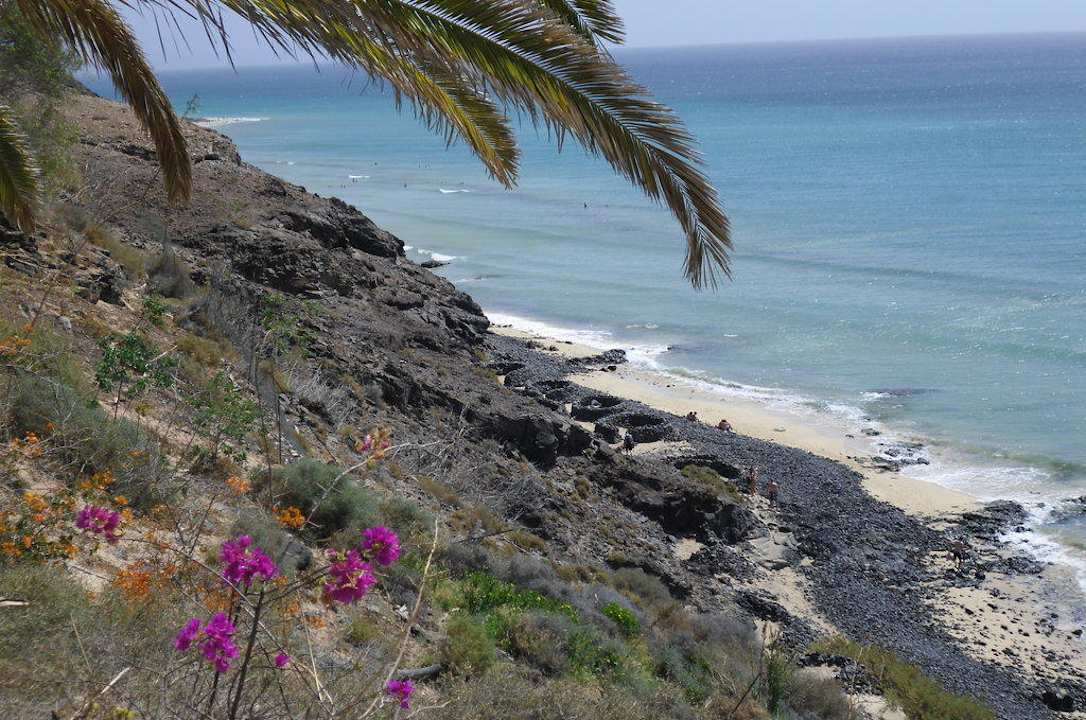 Da um die Ecke,gehts es zum schönen Strand SBH Club Paraiso Playa