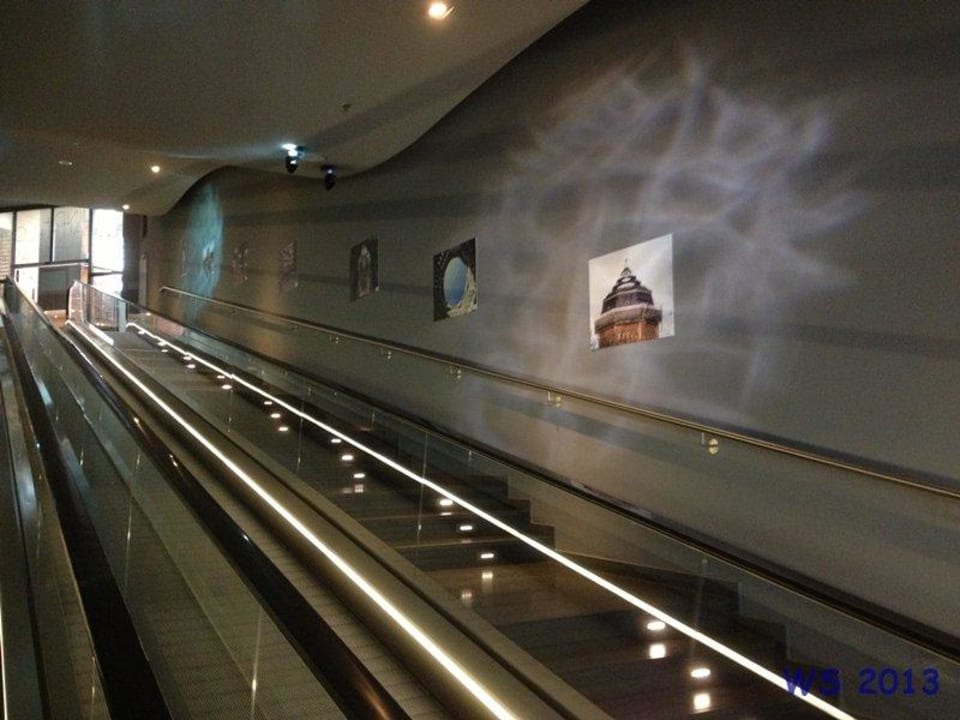 Eingang zur Rezeption per Treppe oder Rollband Mövenpick Hotel Hamburg