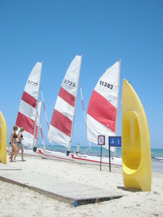 Katamarane am Strand TUI MAGIC LIFE Penelope Beach