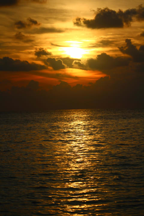 Noch ein wunderschöner Sonnenuntergang im Paradies Summer Island Maldives