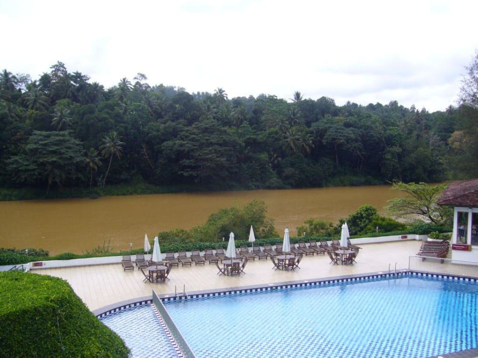 Blick vom Restaurant auf Pool und Fluss  Hotel Cinnamon Citadel Kandy
