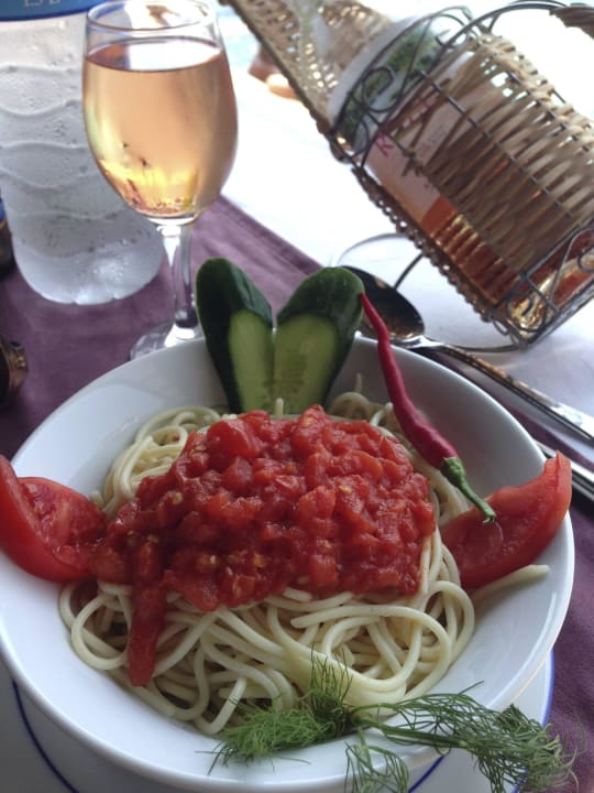 Spagetti mit Tomatensoße und Gurkenherz Hotel Nazar Garden