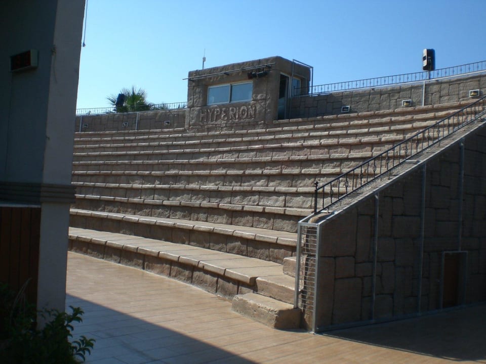 Auf dem Hotelgelände: das Theater Saturn Palace Resort Hotel