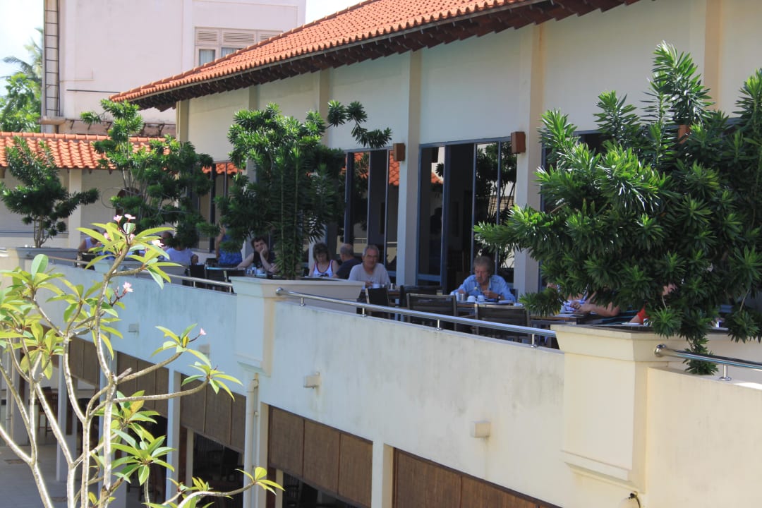 Terrasse/Restaurant mit Blick bis zum Meer Mermaid Hotel & Club