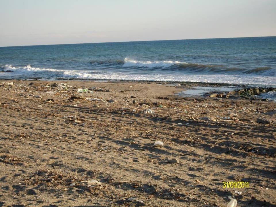 Vermüllter Strand Solivia Hotel