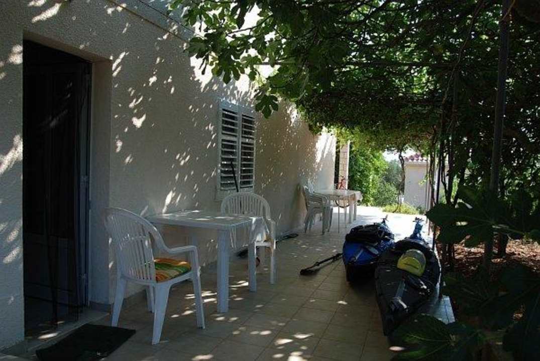 Eingang und Terrasse vom Appartement Apartments Lupis