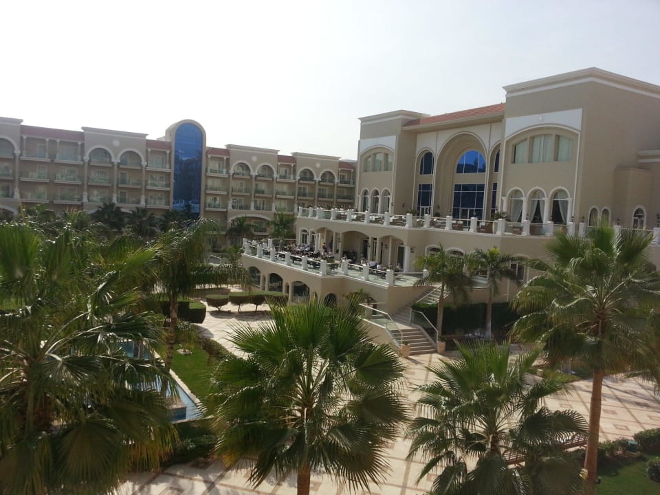 Blick zur Restaurantterrasse von unserem Zimmer Premier Le Reve Hotel & Spa