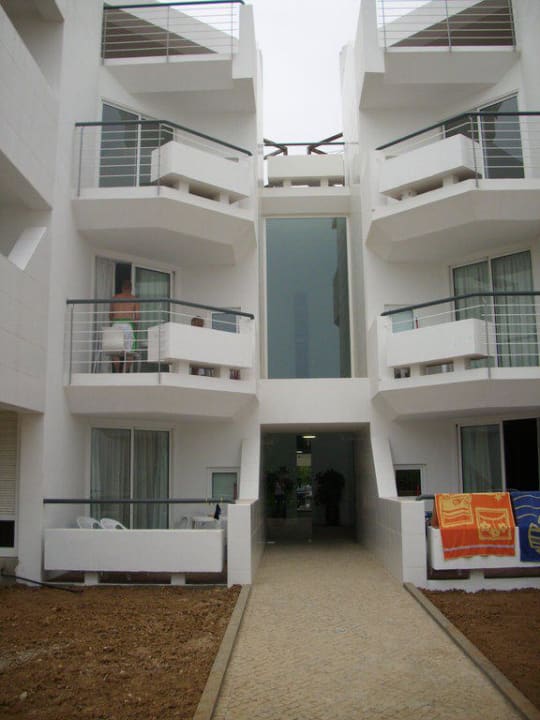 Wejście do jednego z budynków Golden Club Cabanas