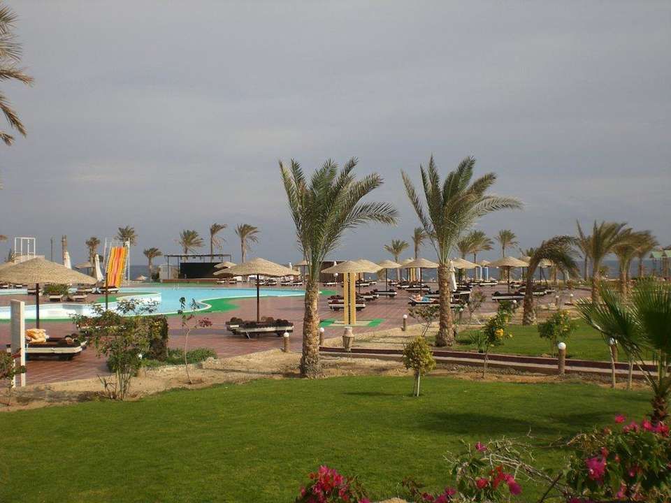 Pool mit Garten Three Corners Sea Beach Resort