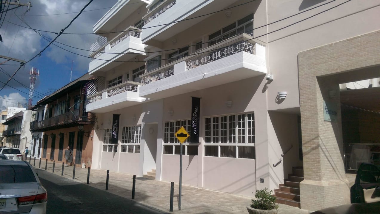 Eingang an der wenig befahrenen Straße, ruhig Hotel Hodelpa Caribe Colonial