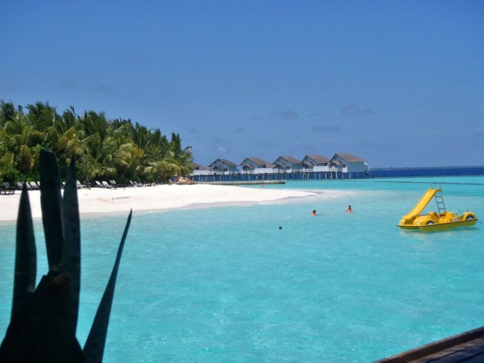 Blick von den Steg Machchafushi Island Resort & Spa Maldives, The Centara Collection