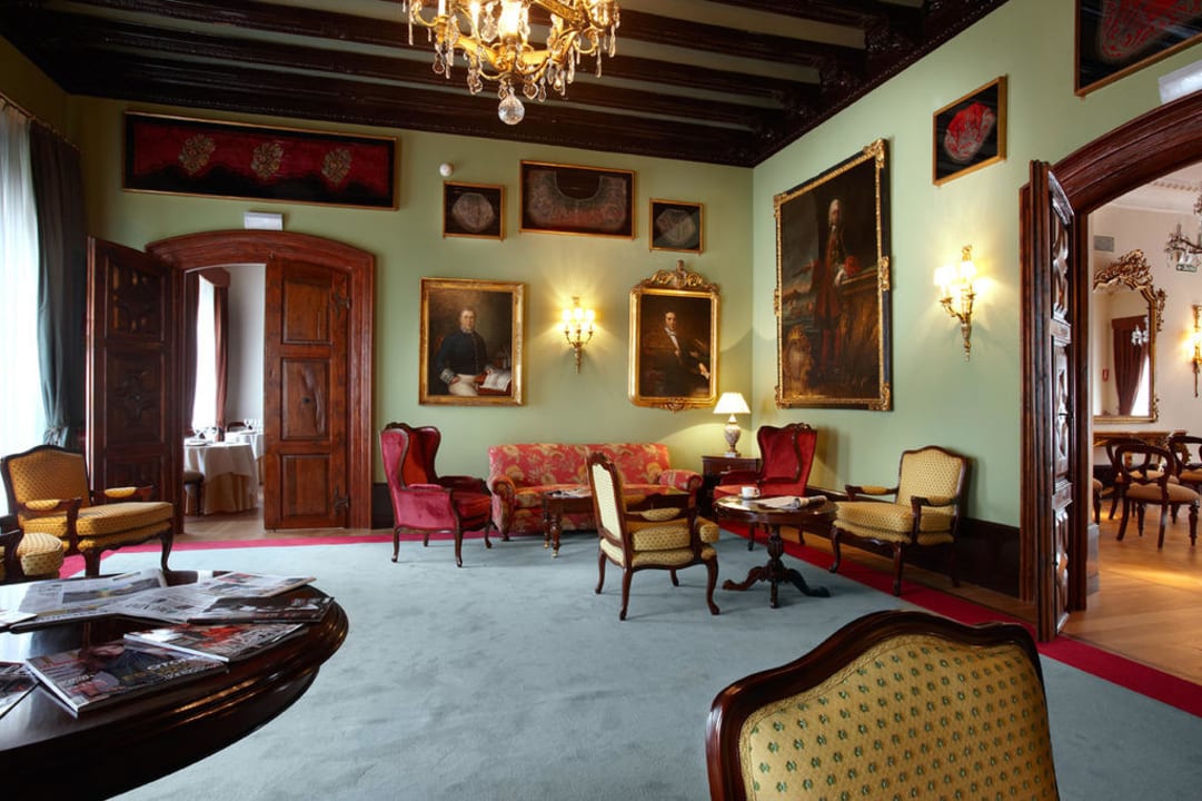 Salón de lectura Hotel Palacio Guendulain