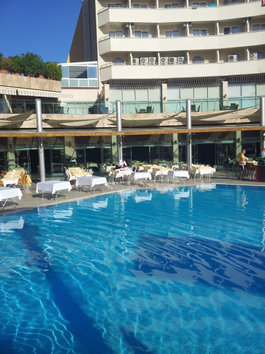Blick auf den Außenbereich des Restaurants Alaiye Resort & Spa