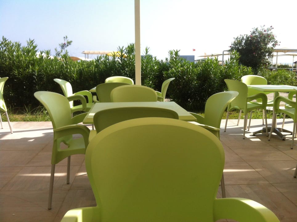 Stühle bei der Strand Bar Maya World Park Hotel