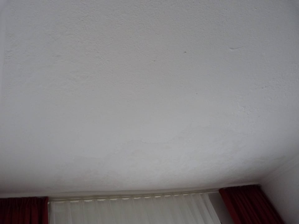 Provisorisch gespachtelte Decke ( Feuchtigkeit) Der schöne Asten - Resort Winterberg
