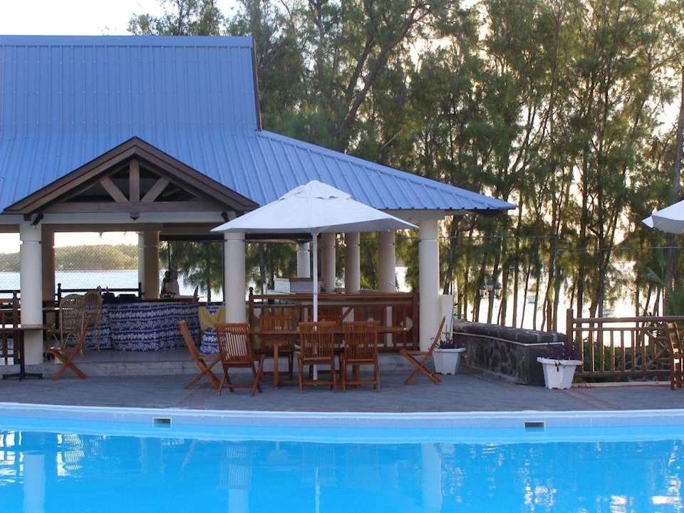 Pool mit Mittagessenhüttle Le Peninsula Bay Beach Resort & Spa