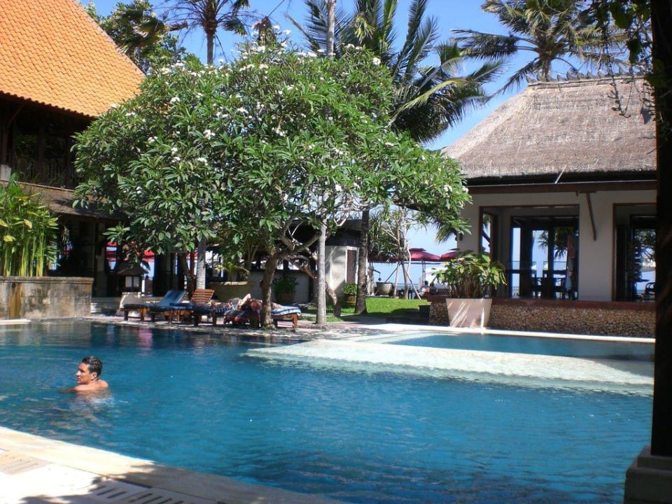 Kleine Poolanlage Puri Santrian