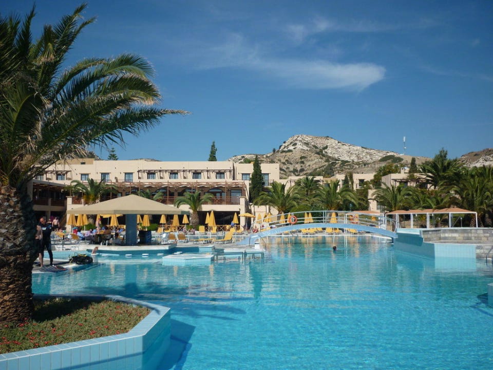 Pool mit Blick aufs Hauptgebäude Porto Bello Beach