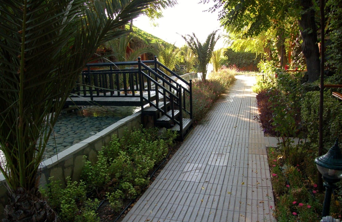 Weg vom Bungalow zum Strand Can Garden Beach