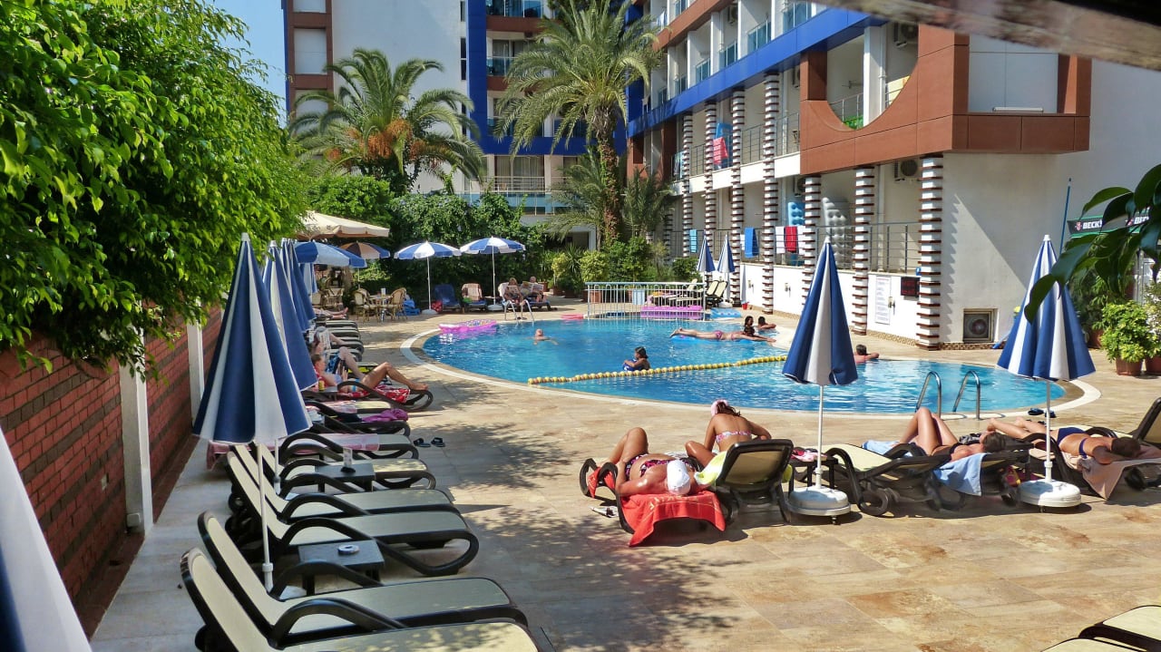 Sauber gepflege Poolanlage  Gardenia Hotel