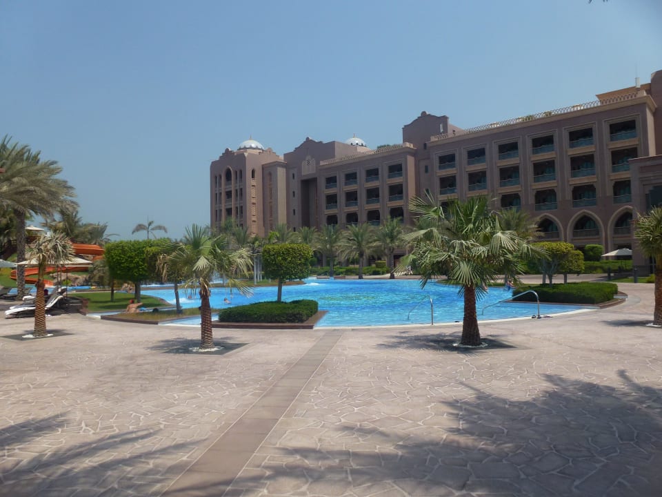 Westpool mit Blick auf Hotel Emirates Palace Mandarin Oriental