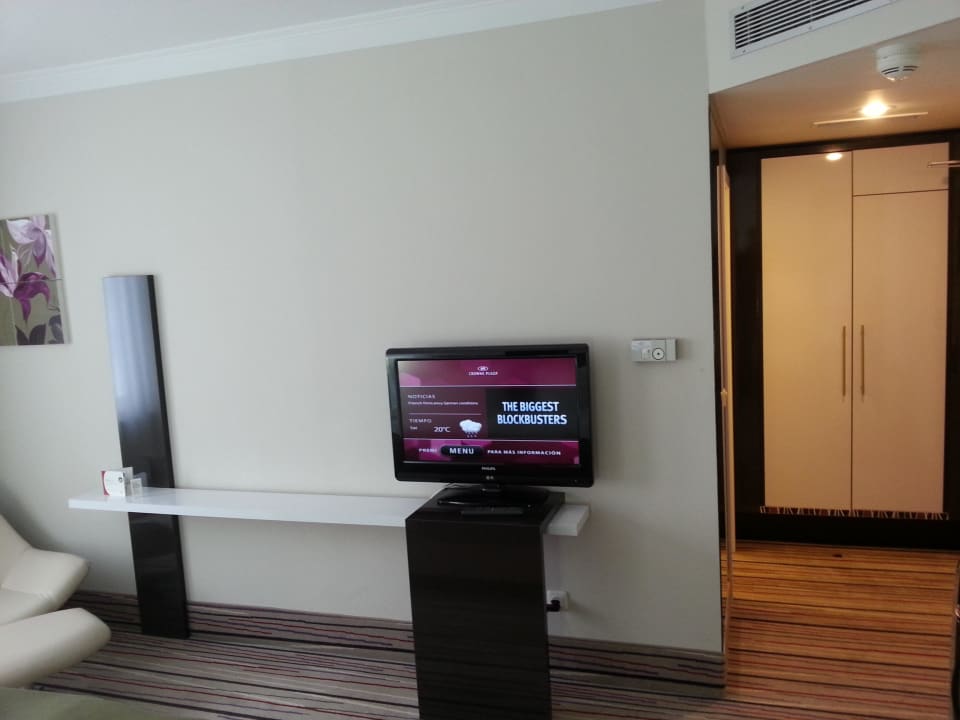 Fernseher und einziger Schrank Mercure Hotel Wiesbaden City