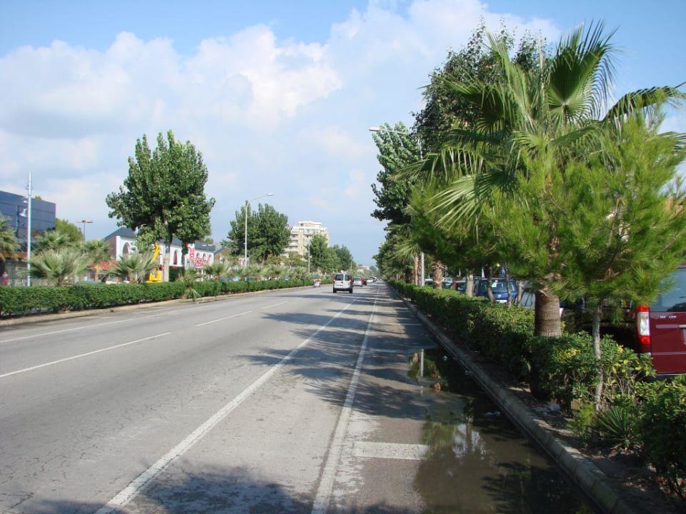 Hauptstrasse vor dem Hotel Iberostar Selection Playa de Muro Village