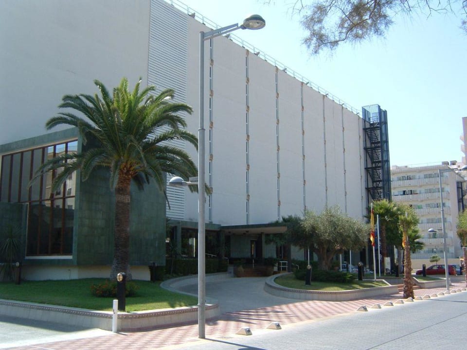 Zufahrt und Hotel von vorne Iberostar Waves Bahia de Palma