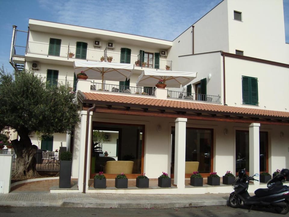 Hotel Angedras mit Zimmern im Hintergrund Hotel Angedras