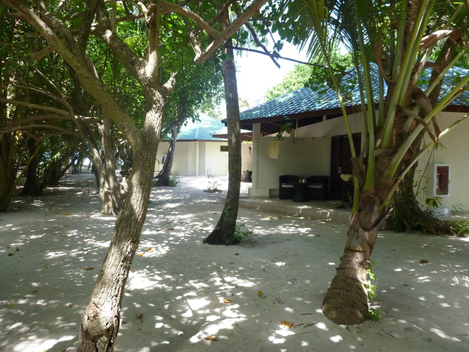 Weg zu den Bungalows Embudu Village