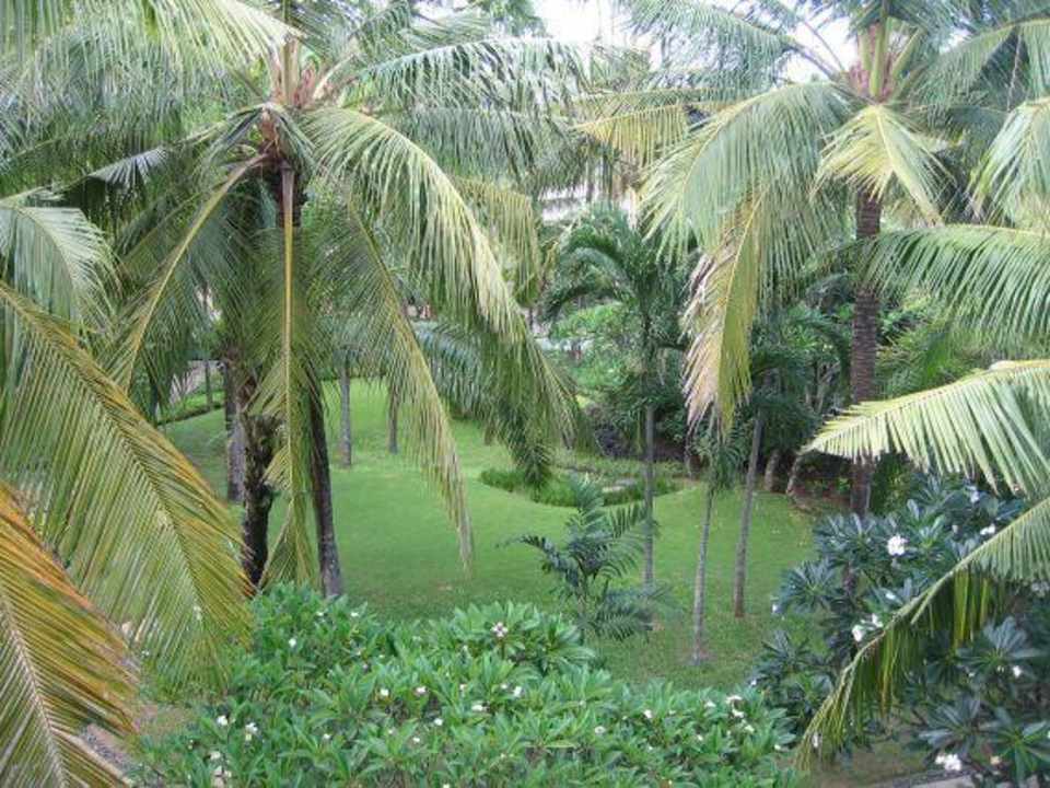 Garten des Sofitels in Seminyak! The Royal Beach Seminyak Bali - MGallery Collection