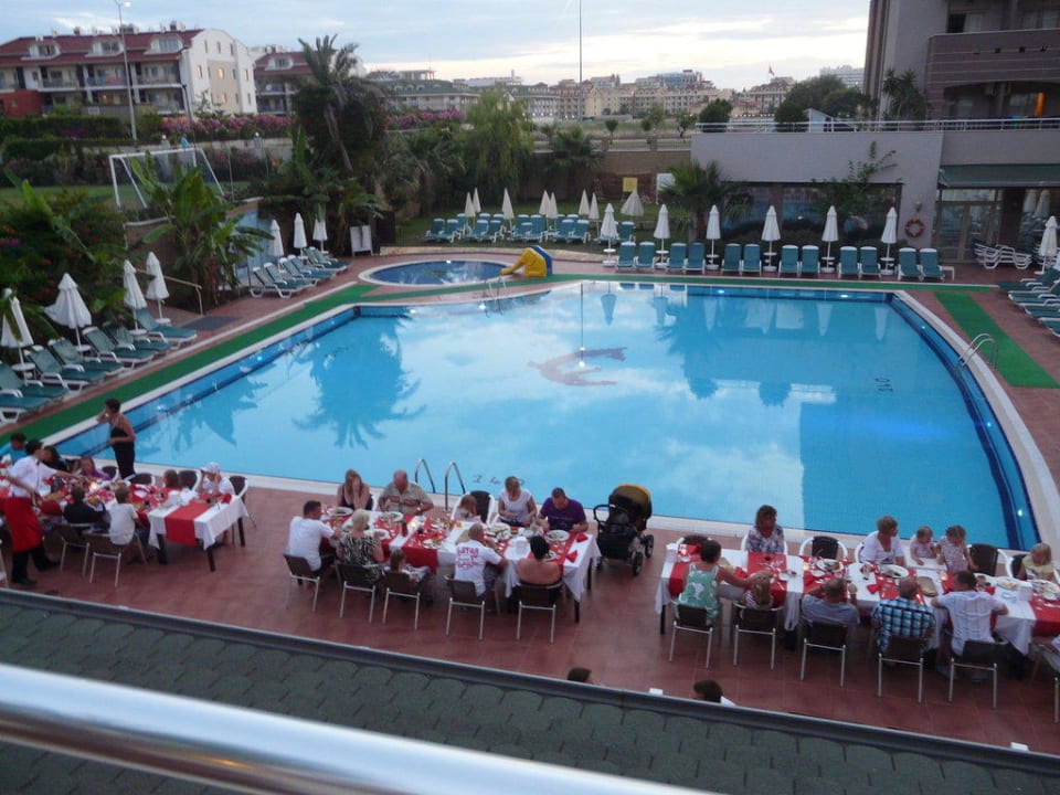 Mniejszy basen Hane Family Resort