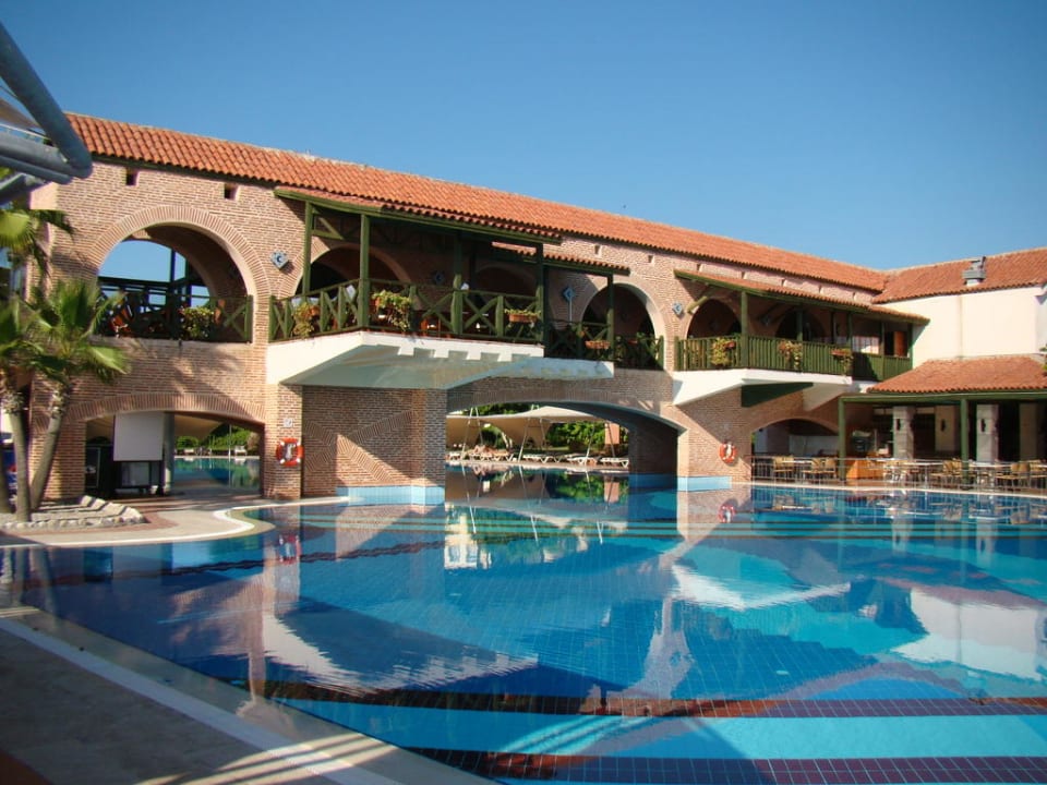 Бассейн Limak Limra Hotel & Resort