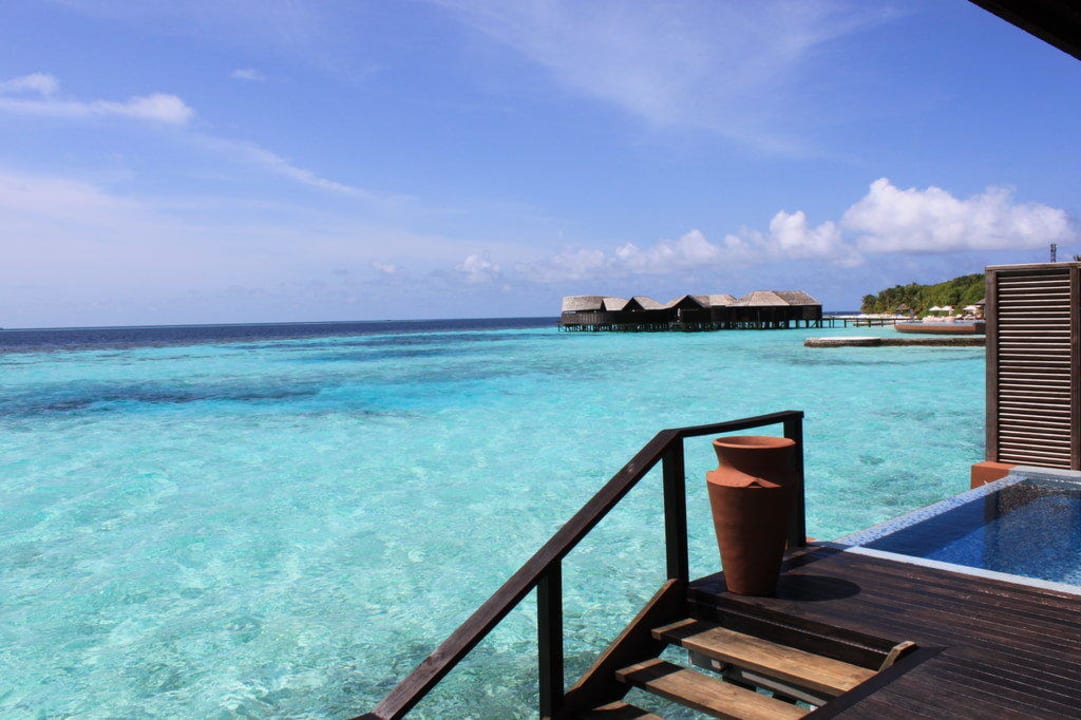 Sonnendeck unserer Wasser-Villa Lily Beach Resort & Spa