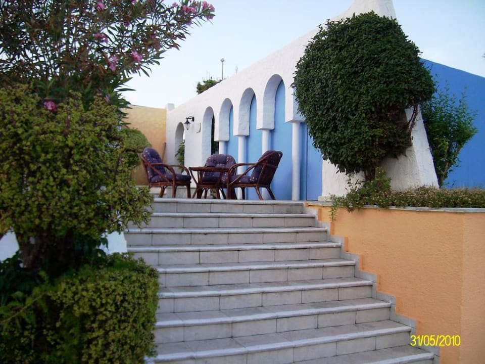 Sitzgruppe vor dem Theater Dimitra Beach Hotel & Suites